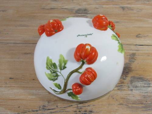 German Musterschutz porcelain footed Bowl, decorated with pumkins and leaves, 21cm