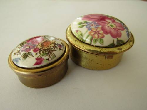 Lot of two small vintage round brass and enamel Pill Boxes with Liners, 3cm and 3.5cm