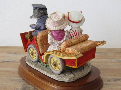 Very rare large signed ornament by Leonardo, Little Nook Village, The Picnic, excellent condition