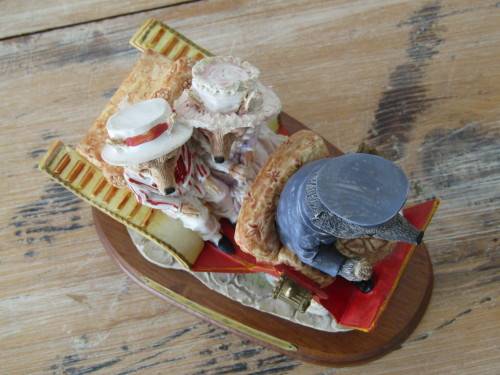 Very rare large signed ornament by Leonardo, Little Nook Village, The Picnic, excellent condition