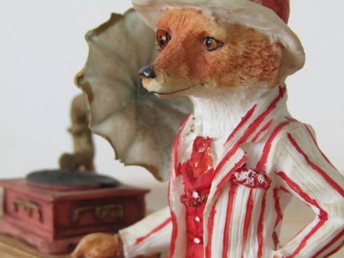 Very rare large signed ornament by Leonardo, Little Nook Village, Sir Roger Fox, excellent condition