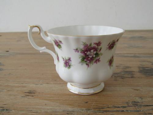 Royal Albert "Sweet Violets" tea Cup - 1st quality, excellent condition