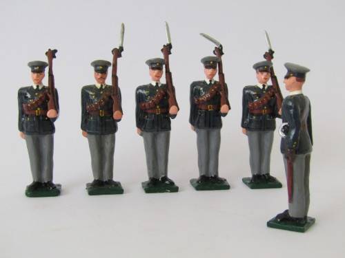 Vintage boxed set of 6 "South African Police 1965" lead toy soldier figures,6cm