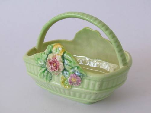 Vintage Carlton Ware green Basket in excellent condition, 8cm x 6.5cm