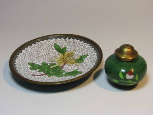 Vintage lot of 2 Cloisonne items, Plate and Salt Shaker, in excellent condition, 10cm and 4cm