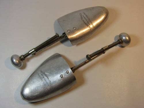 Vintage pair of Shoe Stretchers by The Dixon Shoe Co. England, 7 x 8 M, metal, excellent condition