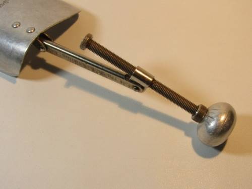 Vintage pair of Shoe Stretchers by The Dixon Shoe Co. England, 7 x 8 M, metal, excellent condition