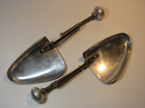 Vintage pair of Shoe Stretchers by The Dixon Shoe Co. England, 7 x 8 M, metal, excellent condition