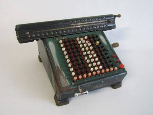 Vintage 1933 Monroe Calculating Machine, beautiful and aged condition, 34cm x 25cm x 17cm and 6Kg