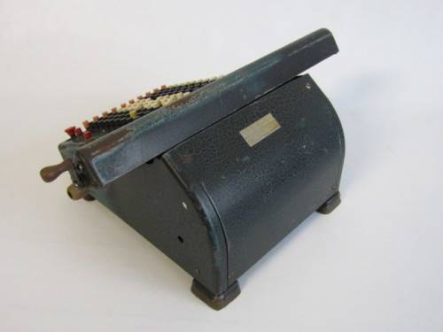 Vintage 1933 Monroe Calculating Machine, beautiful and aged condition, 34cm x 25cm x 17cm and 6Kg