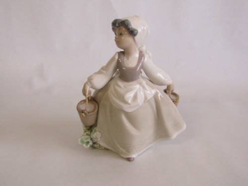Pristine original 1985 Nao Lladro porcelain Figurine of a milk Maid, 17cm high