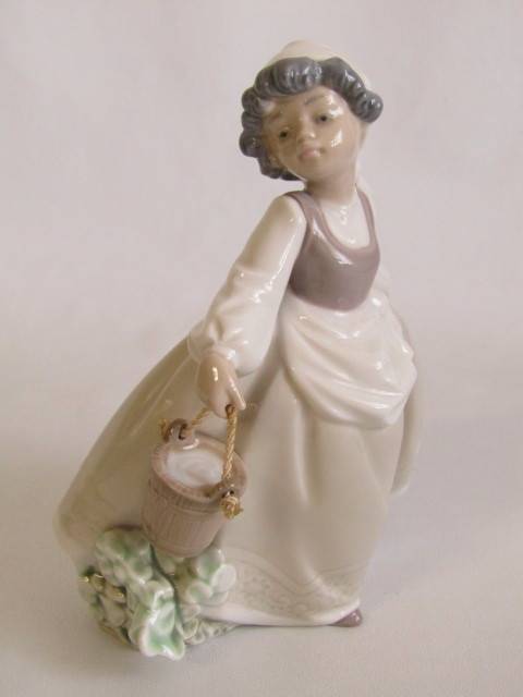 Pristine original 1985 Nao Lladro porcelain Figurine of a milk Maid, 17cm high