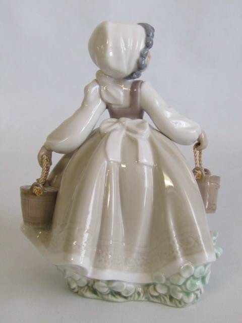 Pristine original 1985 Nao Lladro porcelain Figurine of a milk Maid, 17cm high