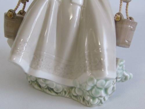 Pristine original 1985 Nao Lladro porcelain Figurine of a milk Maid, 17cm high