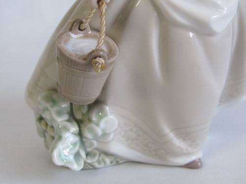 Pristine original 1985 Nao Lladro porcelain Figurine of a milk Maid, 17cm high