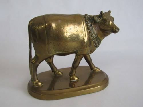 Vintage solid Indian Brass Cow ornament in excellent and aged condition, 18cm x 16cm and is 2kg