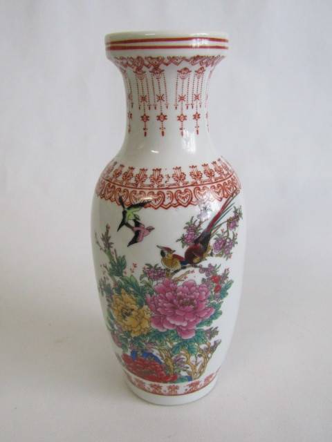 Beautiful vintage Stamped Chinese porcelain Vase in excellent condition, 24.5cm tall