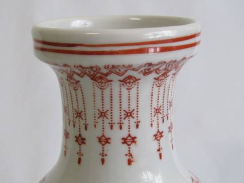 Beautiful vintage Stamped Chinese porcelain Vase in excellent condition, 24.5cm tall