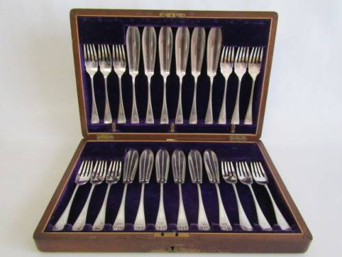 Vintage Mahogany Cased Set of 12 EPNS Fish Knives and 12 Forks in excellent condition, 24 piece