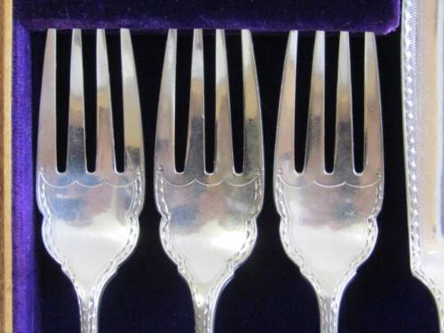 Vintage Mahogany Cased Set of 12 EPNS Fish Knives and 12 Forks in excellent condition, 24 piece