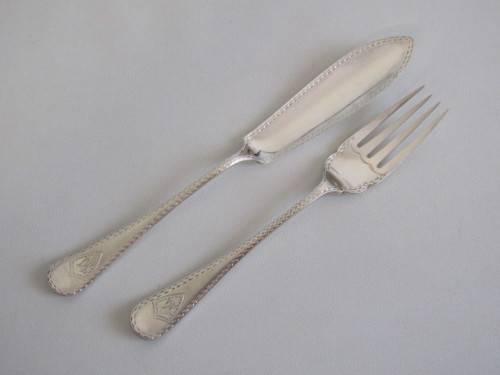 Vintage Mahogany Cased Set of 12 EPNS Fish Knives and 12 Forks in excellent condition, 24 piece