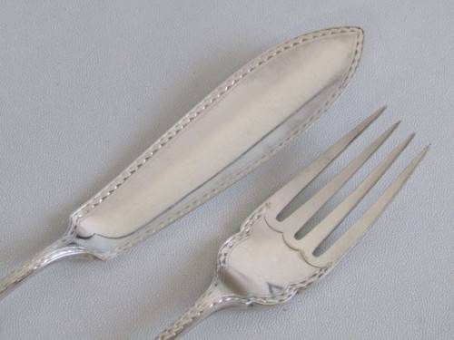 Vintage Mahogany Cased Set of 12 EPNS Fish Knives and 12 Forks in excellent condition, 24 piece
