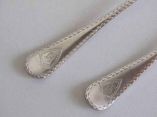 Vintage Mahogany Cased Set of 12 EPNS Fish Knives and 12 Forks in excellent condition, 24 piece