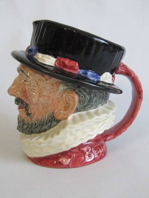 Vintage original 1946 Royal Doulton large Character Jug "Beefeateps" D6206, excellent, 17cm tall