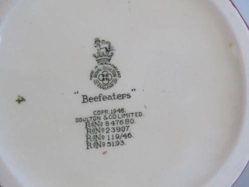 Vintage original 1946 Royal Doulton large Character Jug "Beefeateps" D6206, excellent, 17cm tall