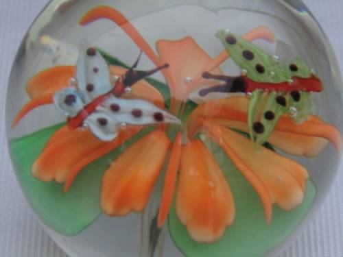 Original Murano art glass Paperweight "Butterflies and Flowers" perfect condition, 6cm diameter