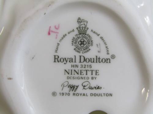 Original vintage 1970 Royal Doulton Figurine "Ninette" HN3215, 9.5cm, prestine condition