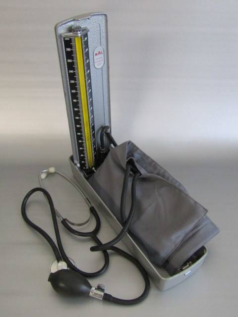 Lot with 2 medical devices; MAC Blood preasure machine and a Stetoschope, both working, Metal Case