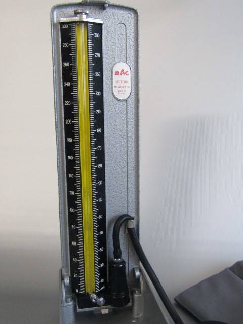 Lot with 2 medical devices; MAC Blood preasure machine and a Stetoschope, both working, Metal Case