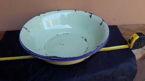 5 enamel Bowls