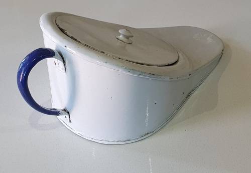 Vintage enamel bedpan with lid, as per photos