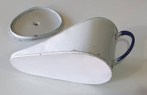 Vintage enamel bedpan with lid, as per photos