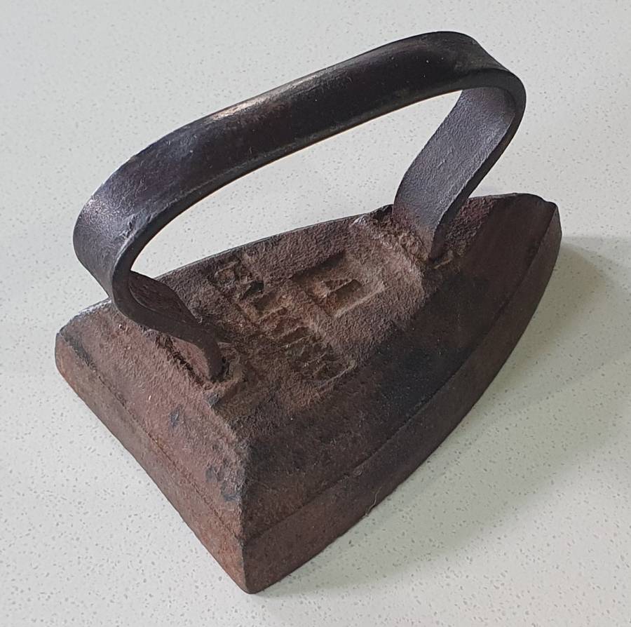 Vintage FALKIRK 4 cast iron, coal stove clothing Sad Iron as per photo