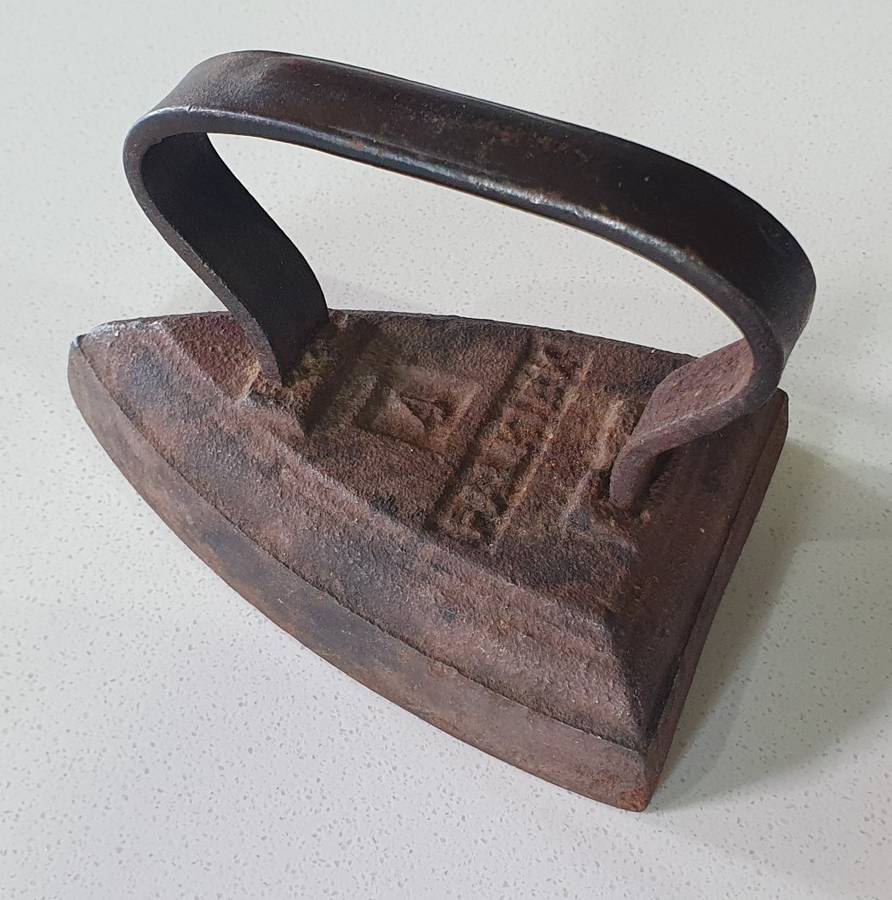 Vintage FALKIRK 4 cast iron, coal stove clothing Sad Iron as per photo