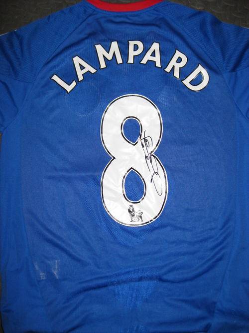 Frank Lampard signe Chelsea 2010/2011 NEW home shirt!