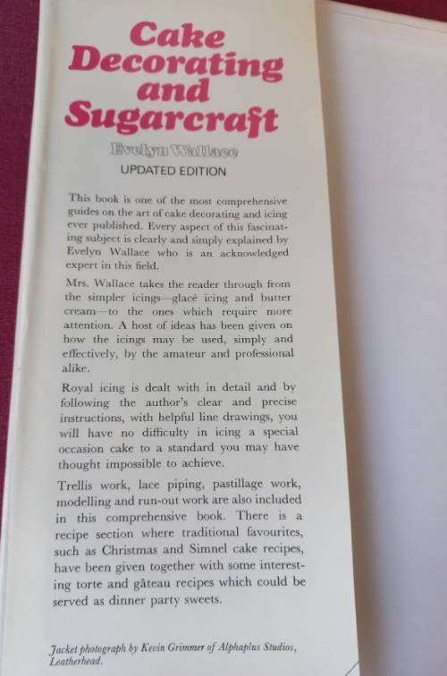 Cake Decorating and Sugarcraft - Evelyn Wallace - Hardcover - 192 Pages