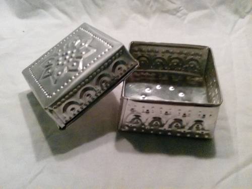 I HAVE A BEAUTIFUL TIN TRINCKET BOX - REAL CUTE PIECE!!