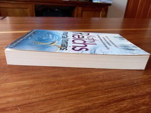 Mortal Remains (Temperance Brennan #13) by Kathy Reichs - Large Softcover