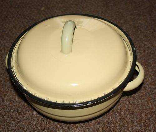 Enamel Lidded casserole dish/pot