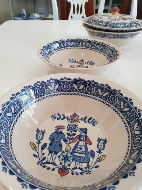 Hearts and Flowers salad bowl Johnson Brothers