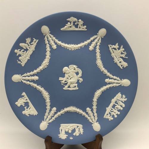 Attractive Wedgwood `Cherubs` Cabinet Plate