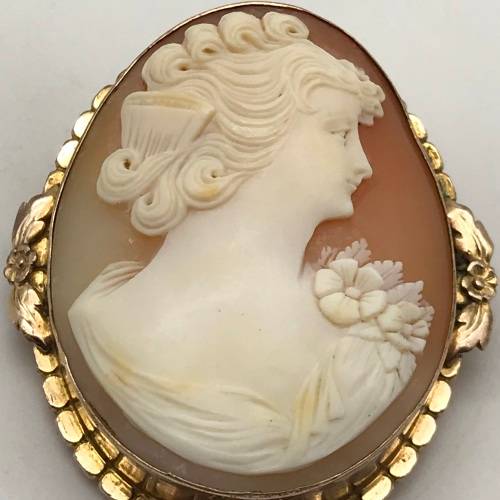 Beautiful Vintage Cameo Brooch or Pendant