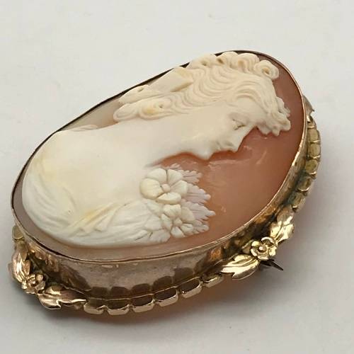 Beautiful Vintage Cameo Brooch or Pendant