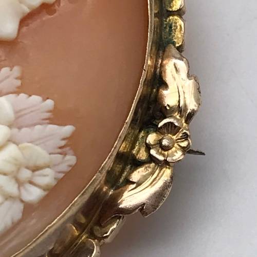 Beautiful Vintage Cameo Brooch or Pendant