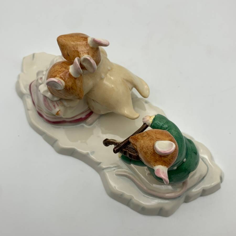Large R/Doulton Brambly Hedge Figurine (Ltd. Edition - The Ice Ball)