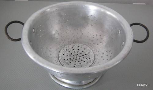 VINTAGE ALUMINIUM COLANDER(+-23.5CM IN DIAM)
